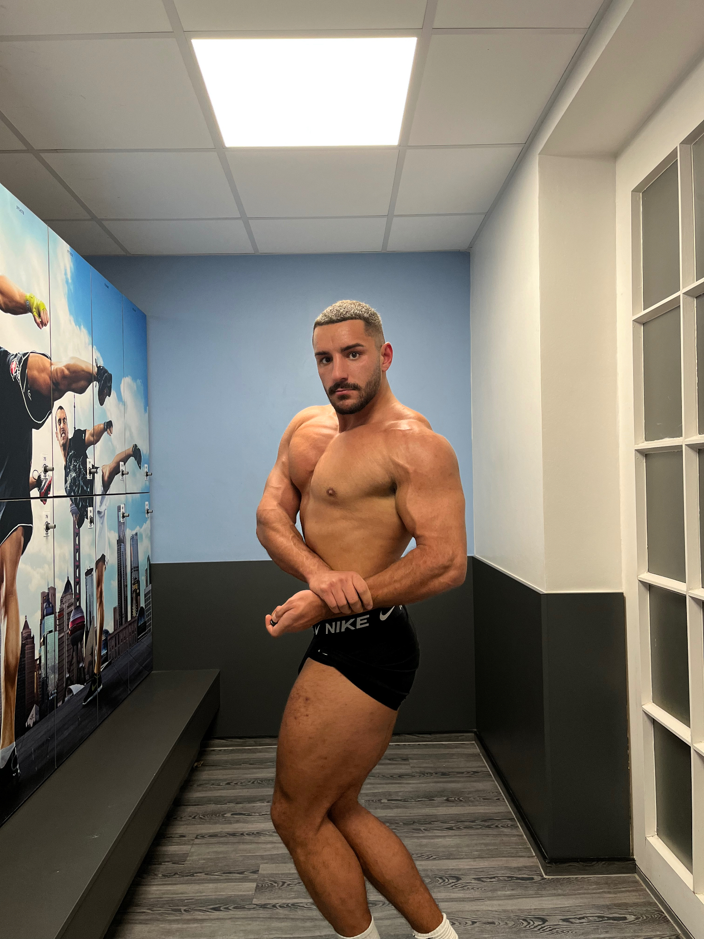 Nico Klöters in seitlicher Bizeps-Pose